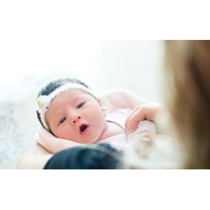 宝宝刚生出来就挤乳头好吗 新生女宝要不要挤乳头