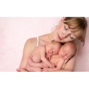 一百多天的宝宝抱起来头四处摇晃不稳正常吗 为什么宝宝头晃来晃去