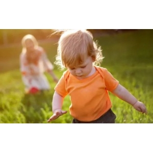 九个月小孩扶着东西站起来有影响吗 小孩扶着东西站起来要注意什么